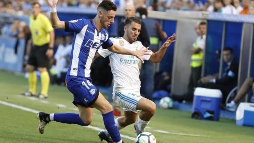 Ceballos, autor dels dos gols en el partit contra l&#039;Alabès, lluita la pilota amb el local Burgui.