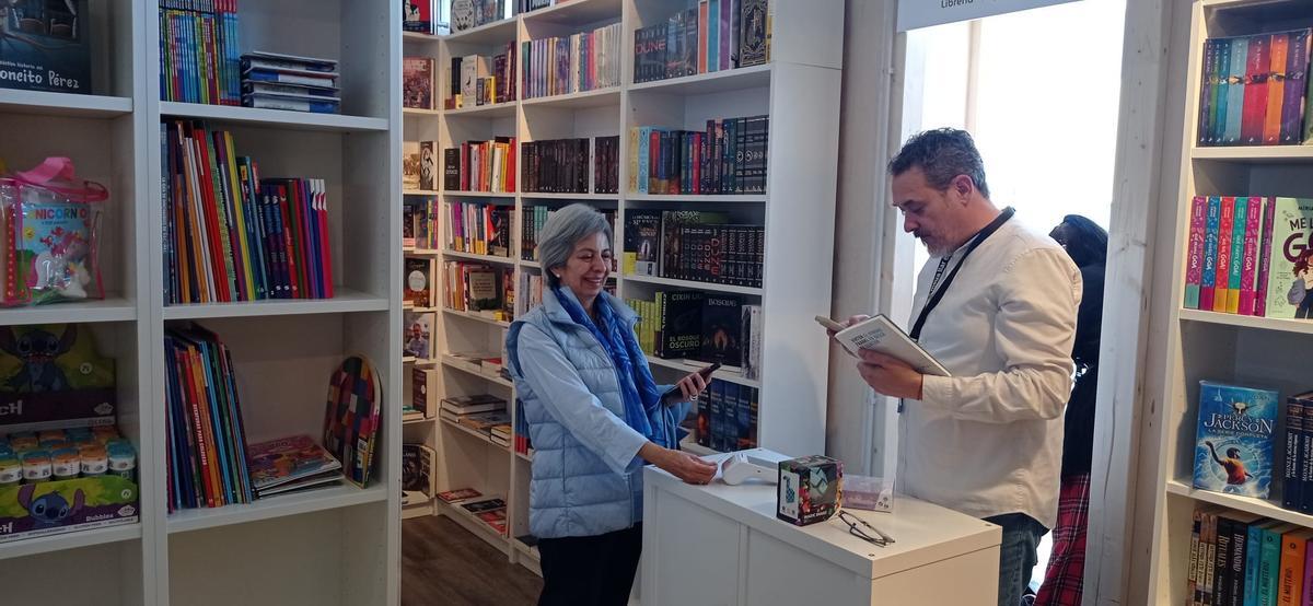 Javier, de Librolandia, atiende a una clienta.