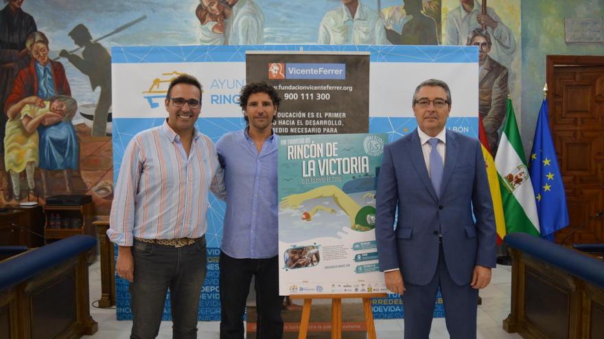 Travesía a nado por los acantilados de Rincón a favor de la Fundación Vicente Ferrer