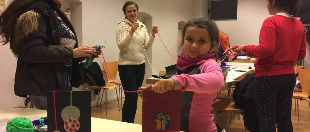 Cristina García, Gema Regueiro, Paula Sánchez y Ainhoa Alonso elaborando atrapasueños para decorar el árbol de Navidad.