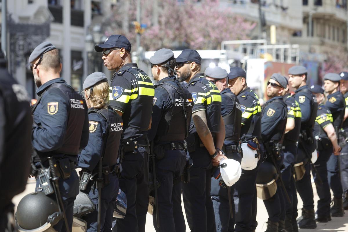 La policía ha desplegado un fuerte dispositivo por toda la ciudad.