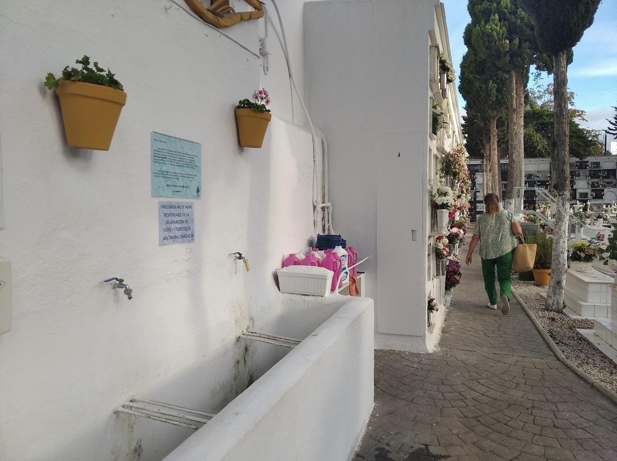 Un rincón del Cementerio de San Juan, en El Palo, esta mañana.