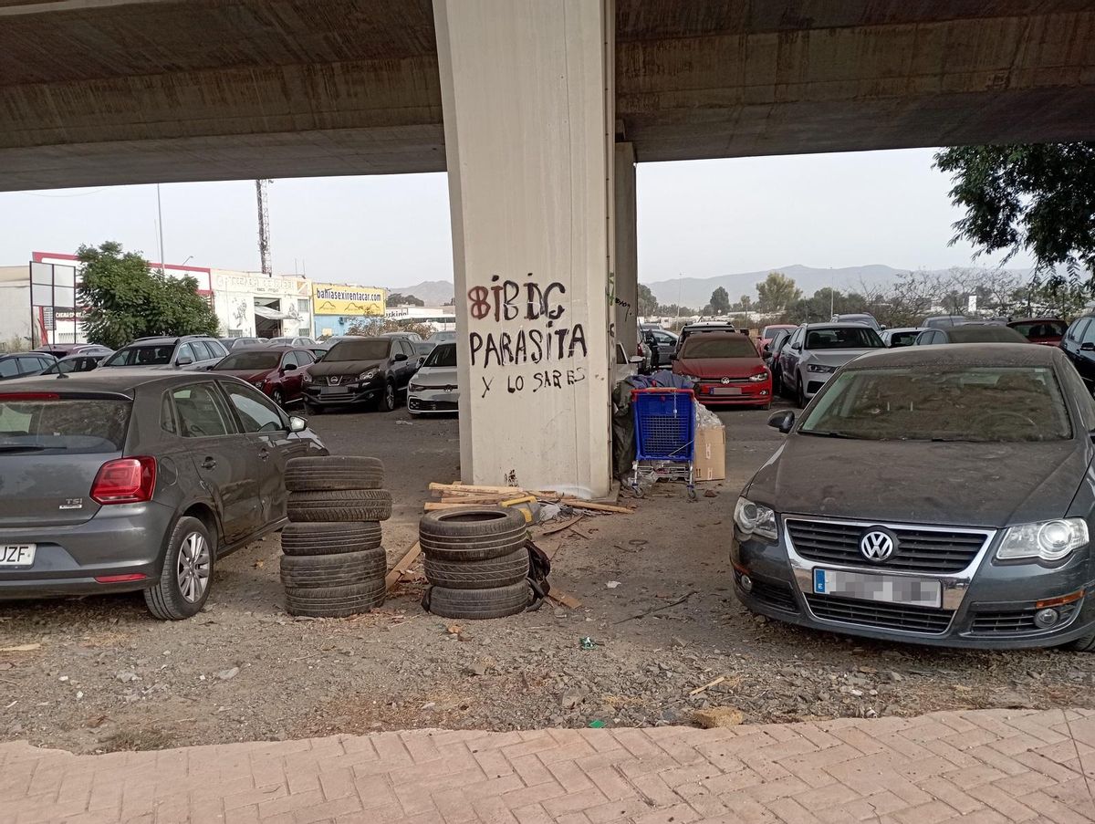 Neumáticos, madera y un carrito junto a uno de los pilares del paso elevado del acceso sur del Aeropuerto de Málaga.