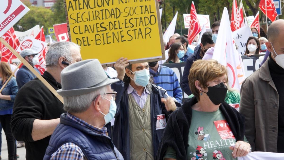 Profesionales y usuarios de la sanidad pública se han unido contra los &quot;recortes&quot;