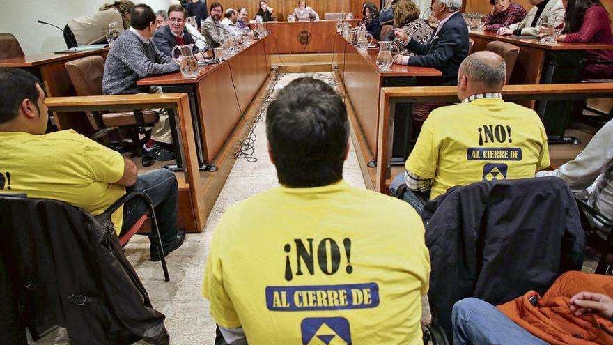 Trabajadores de Alcoa, ayer, en el Pleno extraordinario sobre la situación de la aluminera.