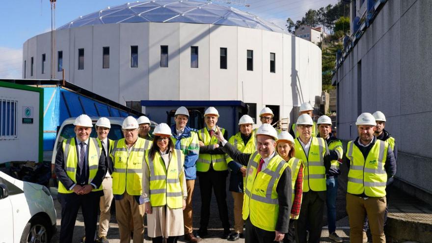 Caballero, Caride, Espinosa, Pardo y representantes de Aqualia, enfrente del nuevo edificio de la ETAP.