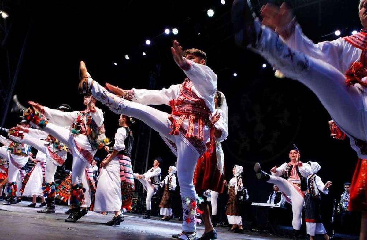 Componentes del grupo rumano "Timisul" durante su actuación.