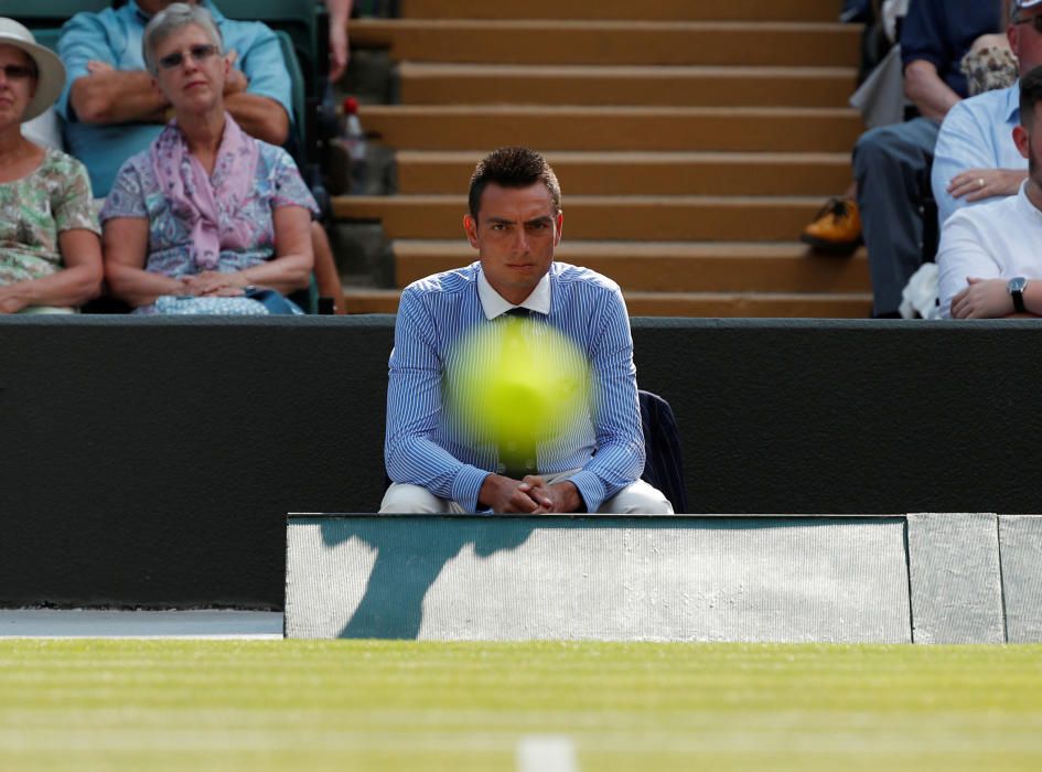 Un juez de línea durante la segunda ronda en Wimbledon.