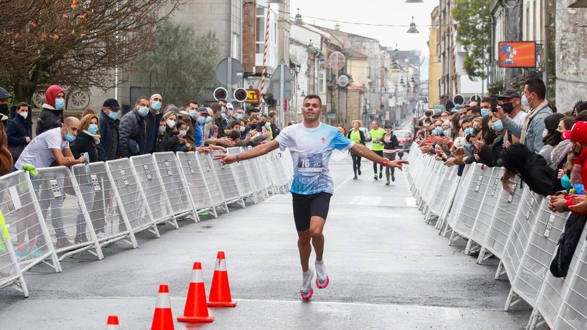 Nuno Costa entrando vencedor en la línea de meta.  | 