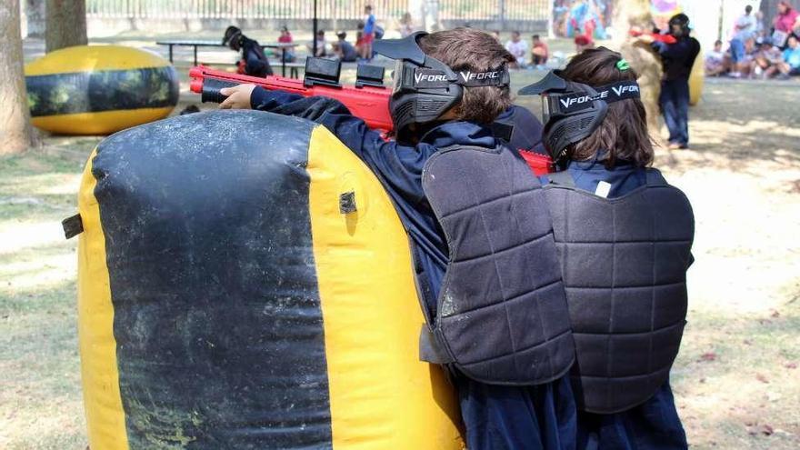 Participantes apuntan al equipo contrario durante el juego.