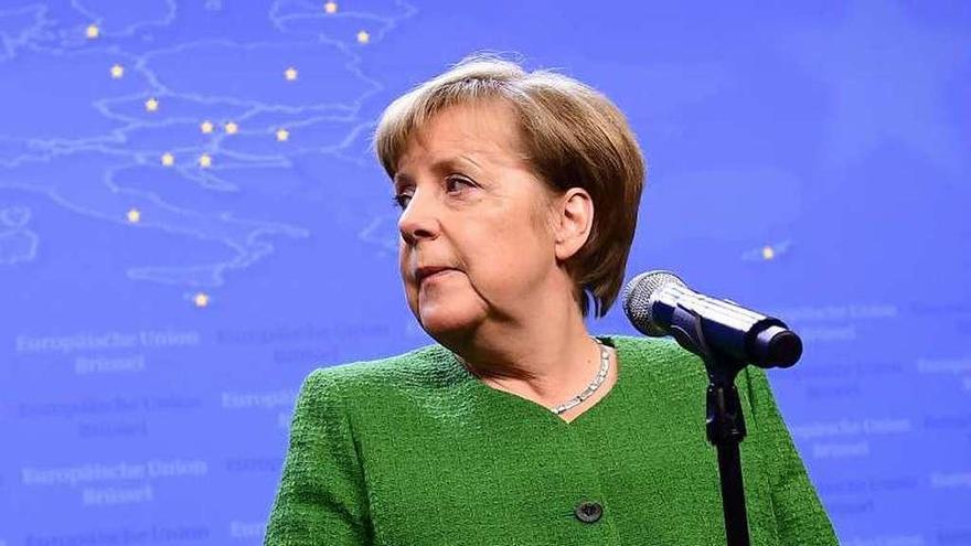 Merkel, ayer, en Bruselas tras la reunión de líderes de la UE. // AFP