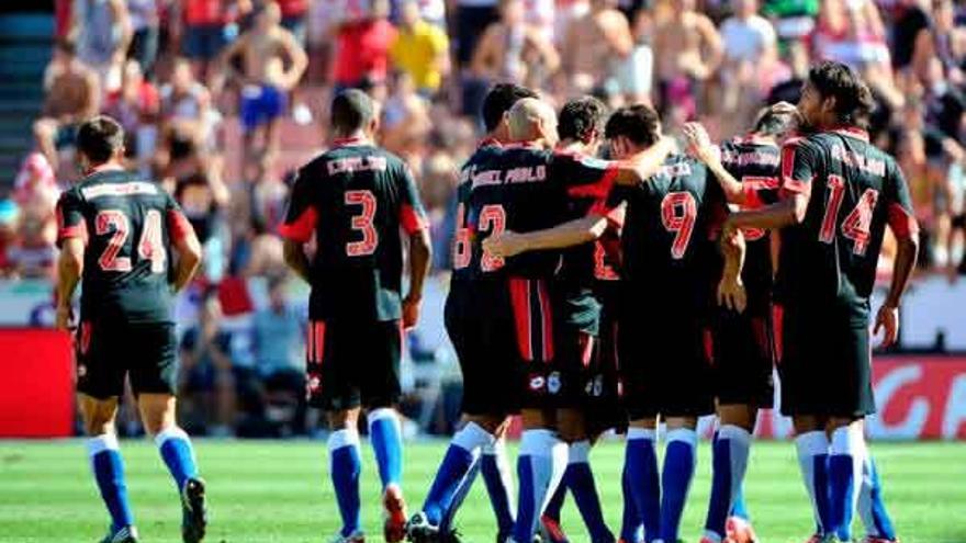 Los jugadores celebran el gol del Deportivo en Los Cármenes. / EFE / M.ÁngelMolina