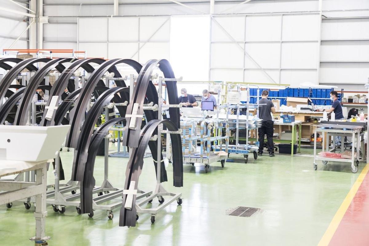 Archivo - Operarios en una fábrica