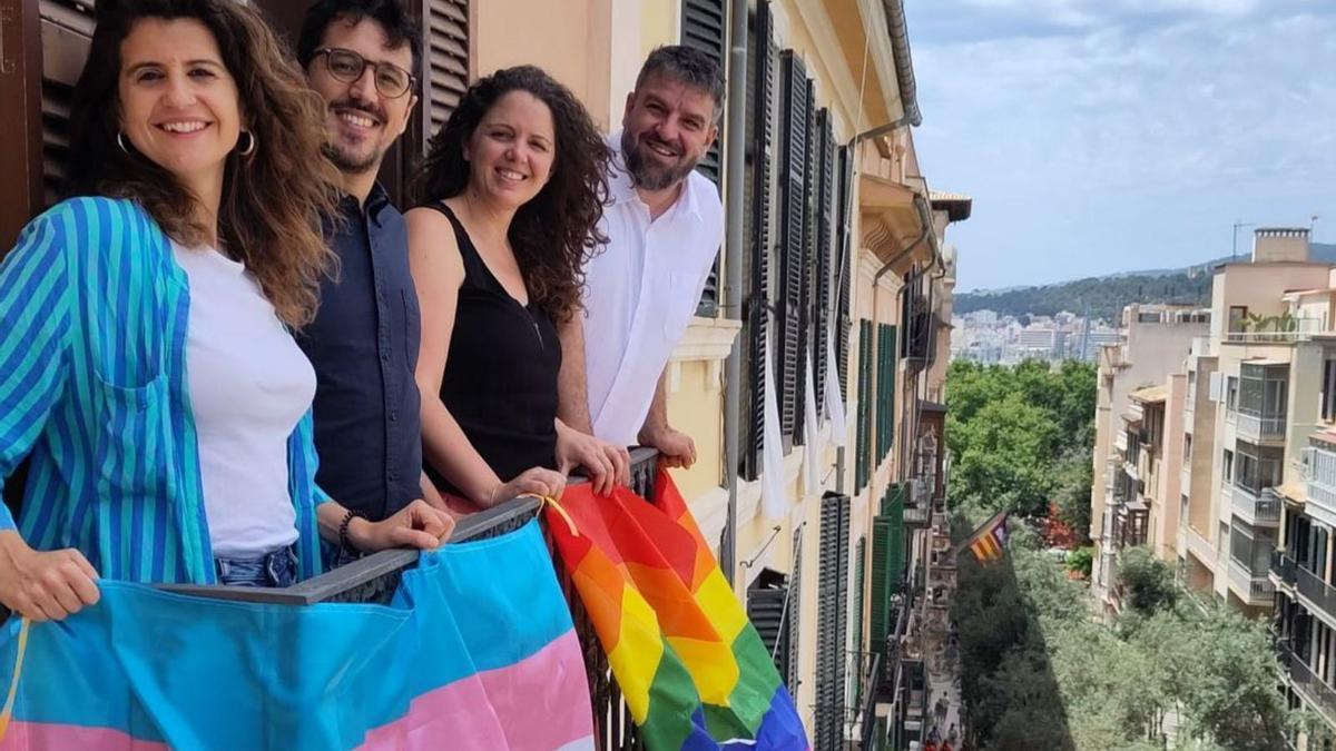 Més per Mallorca colocó el símbolo LGTBI en su balcón del Parlament