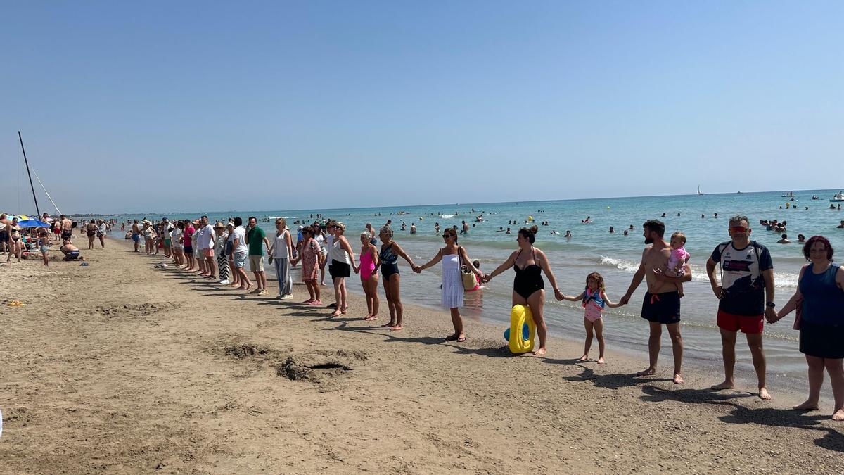 Una gran cadena humana exige la regeneración urgente del litoral norte de Sagunt y Canet