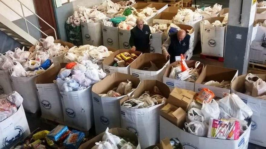 Donaciones almacenadas en el Banco de Alimentos. // FdV