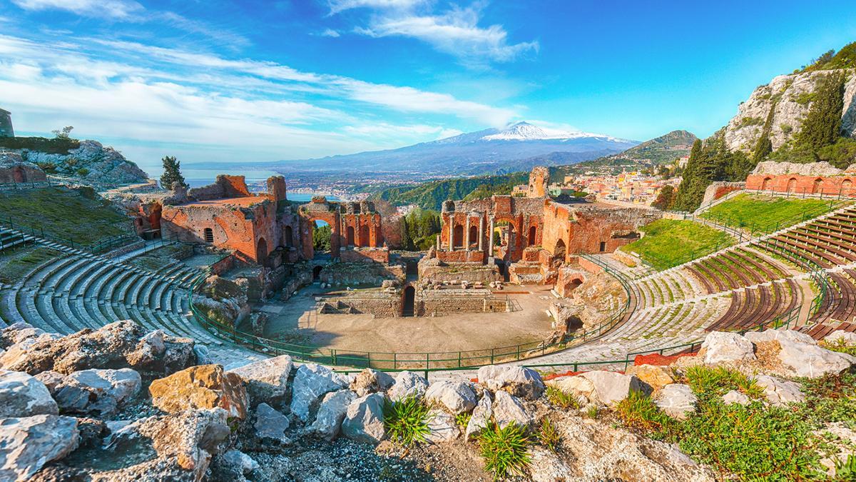 El teatro antiguo de Taormina, con el Etna al fondo, es una de las imágenes más espectaculares de Sicilia.