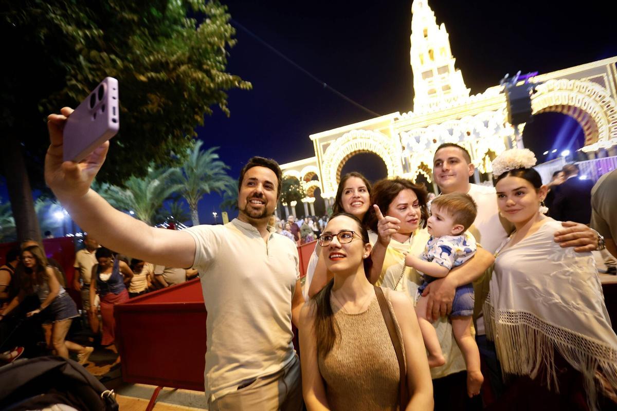 Miles de personas acuden a la portada para asistir al encendido del alumbrado