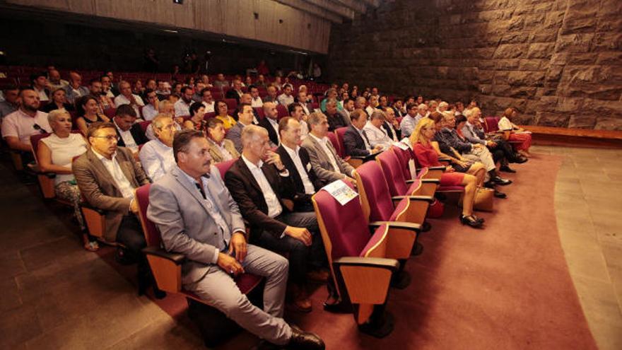 Los alcaldes del Archipiélago en una reciente asamblea de la Federación Canaria de Municipios (Fecam).