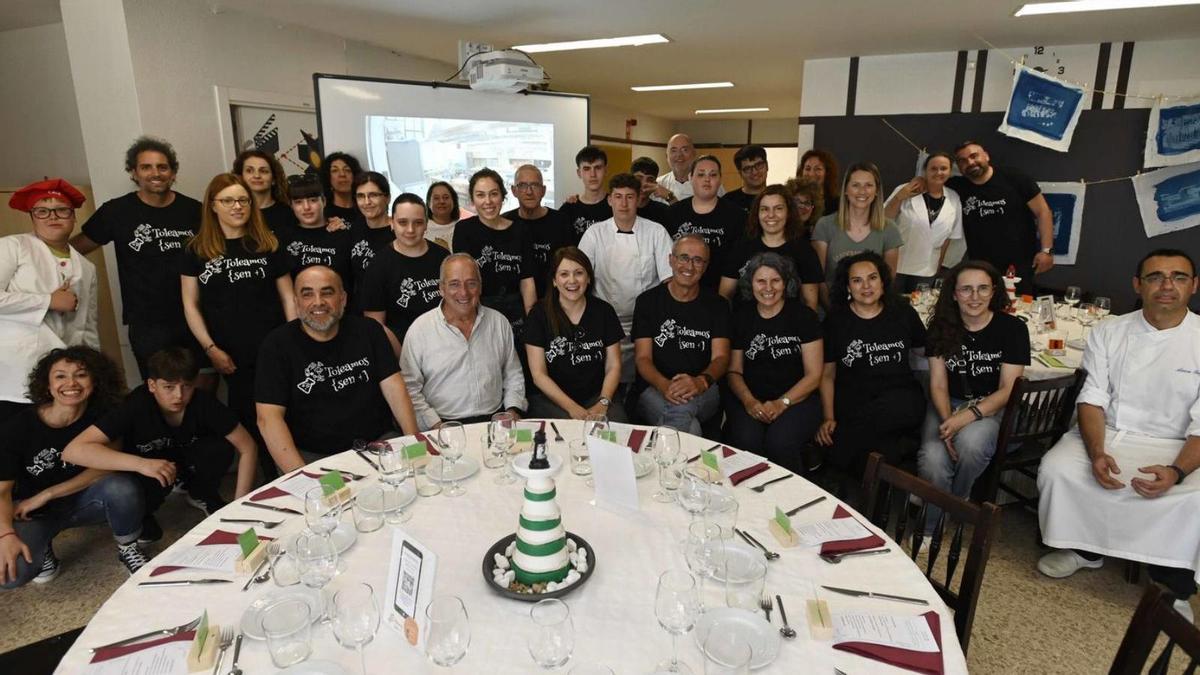 Alumnos y profesores que sacaron adelante el restaurante, con algunos comensales.