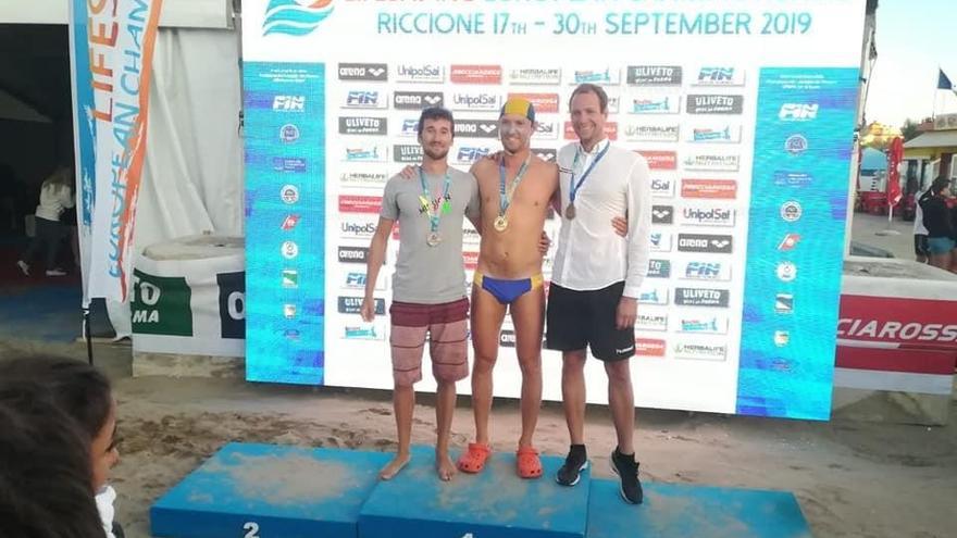 Javier Carballo (izqda.) en uno de los podios del campeonato de Europa.