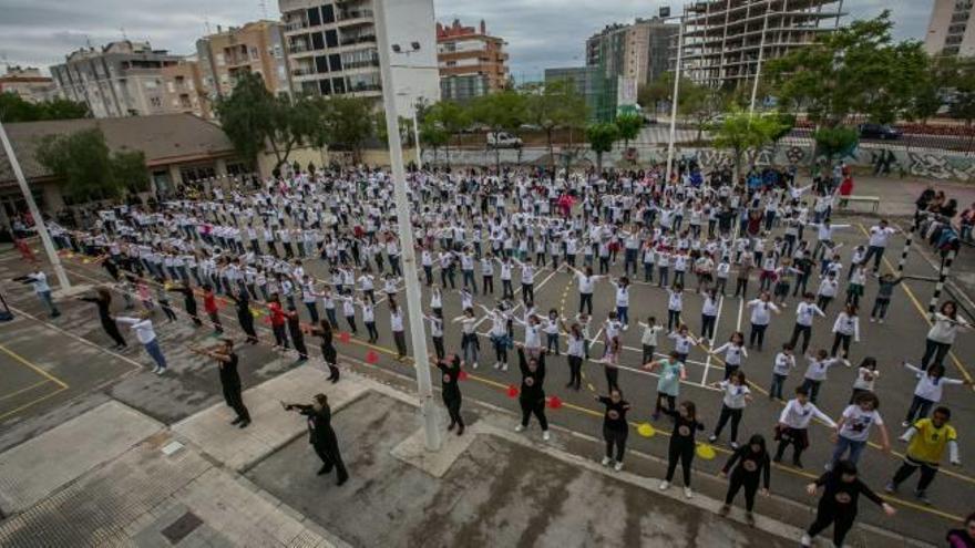 El flashmob se realizó finalmente en el patio del colegio Mariano Benlliure y profesores y familiares no dudaron en sumarse.