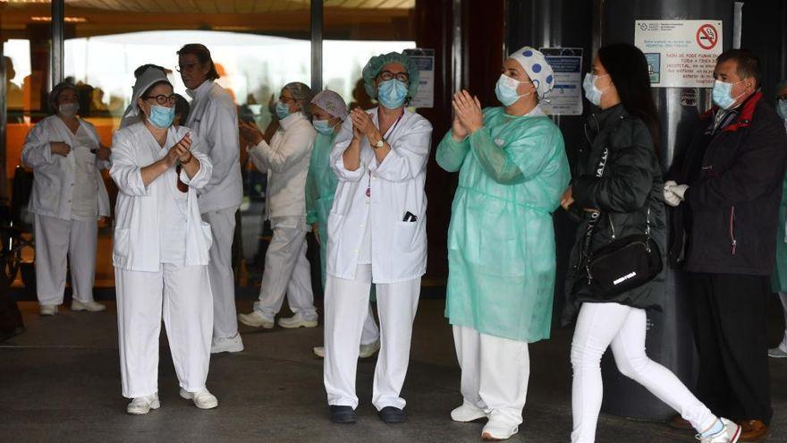 Sanitarios durante los aplausos de las ocho de la tarde en el confinamiento de la pasada primavera