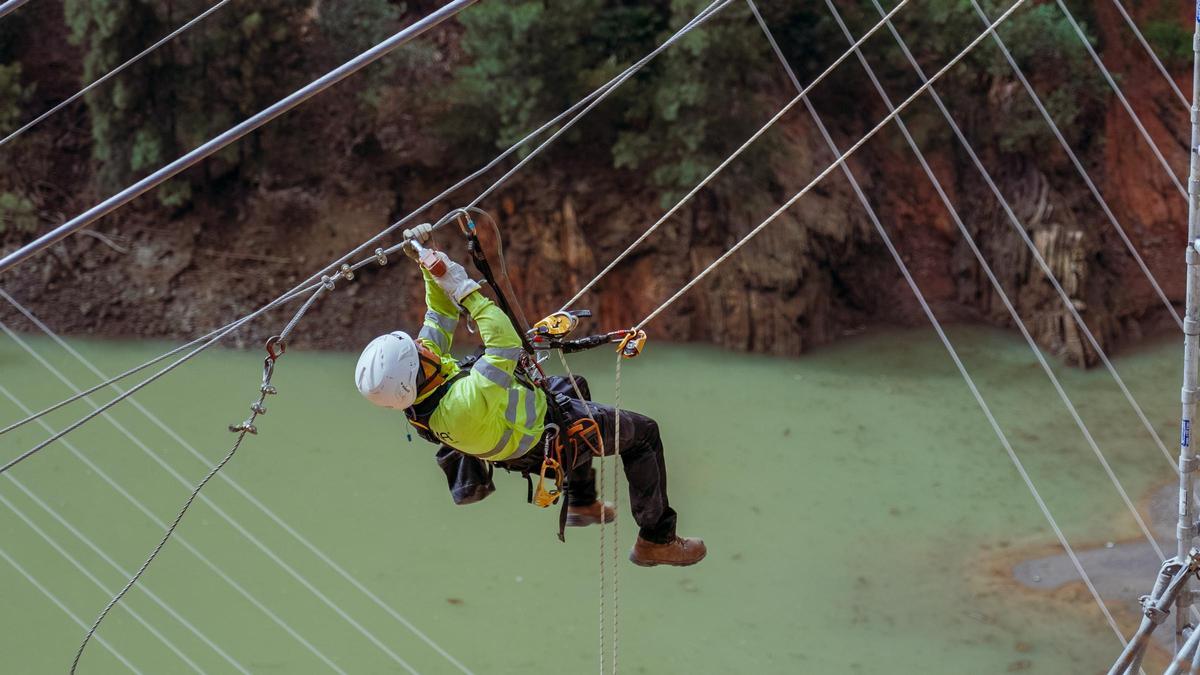 Así se instala el nuevo puente colgante del Caminito del Rey