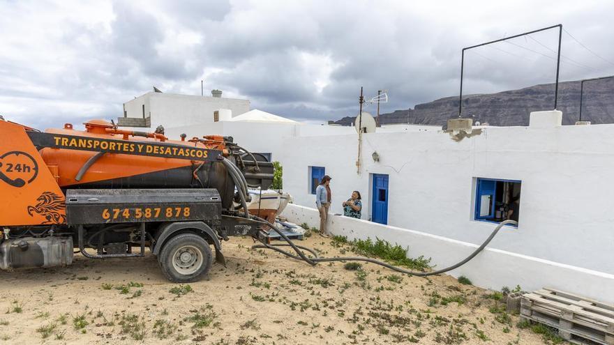 Teguise vacía 86 pozos negros y fosas sépticas en La Graciosa para mejorar el saneamiento de Caleta del Sebo