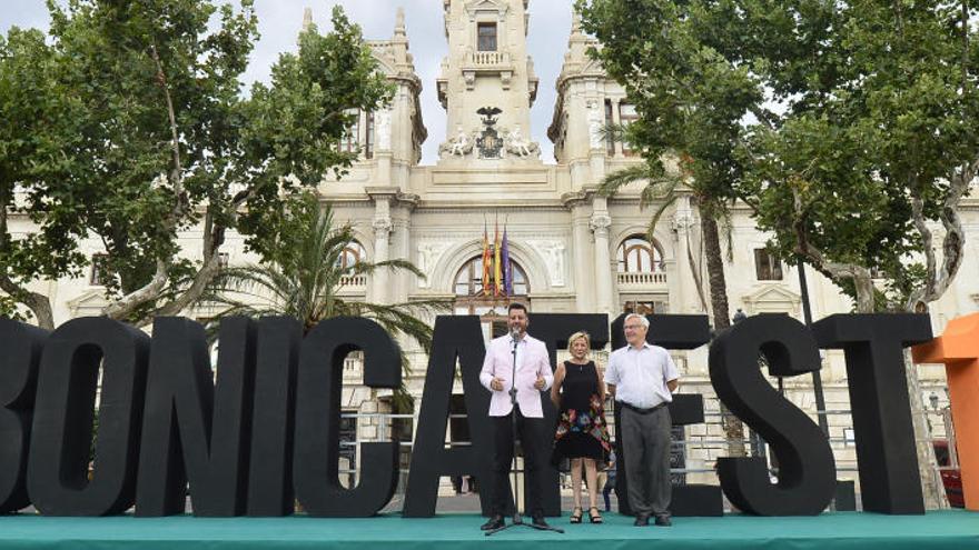 Galiana, Ángeles Hernández, de Mercavalencia, y Joan Ribó presentaron Bonica Fest desde el escenario alzado en la plaza.
