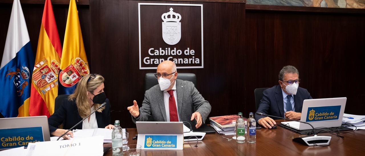 El presidente Antonio Morales, entre la secretaria y el interventor del Cabildo en el Pleno de junio