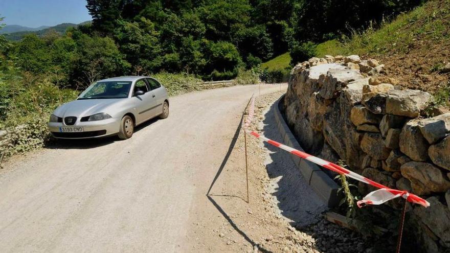 Un coche pasando por la carretera de Zurea el pasado verano, durante las obras.