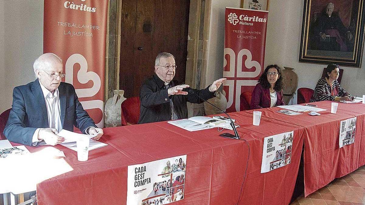 El obispo Taltavull (centro), ayer junto a los responsables de Càritas diocesana.