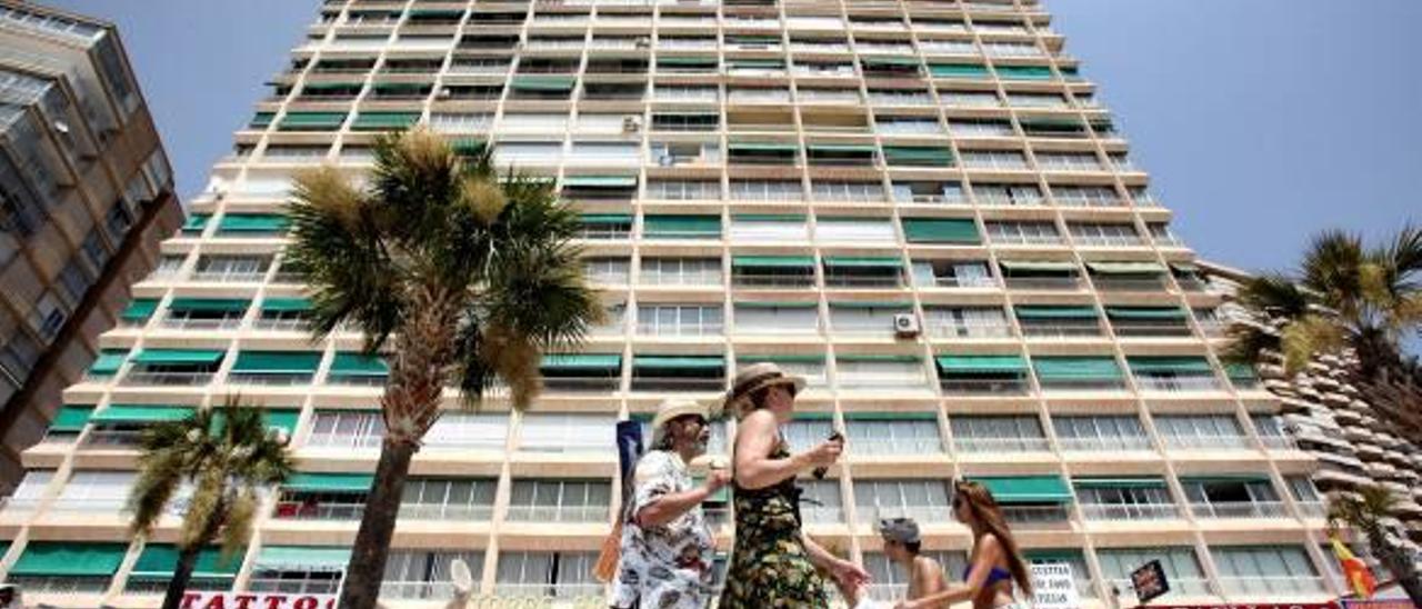 La competencia de los pisos turísticos ilegales vacía la mitad de los apartamentos legales