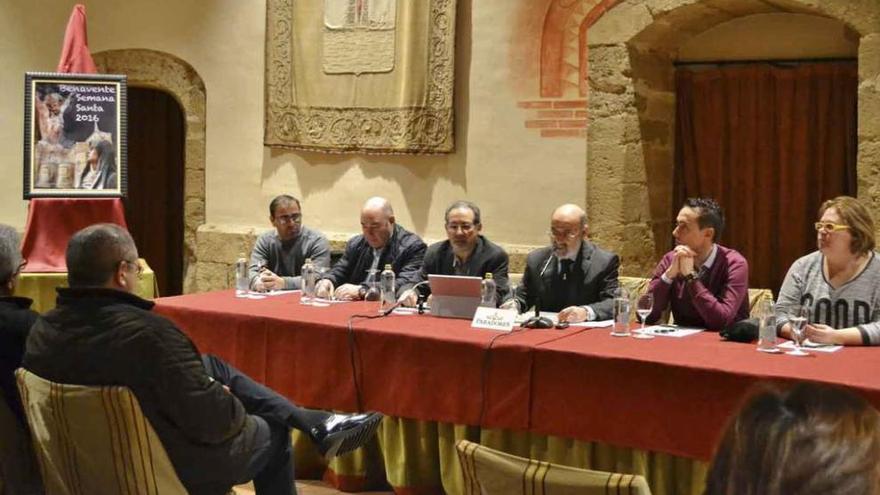 Mesa presidencial con el alcalde y concejales del Ayuntamiento, miembros de la Junta Pro Semana Santa y el artista de la obra.