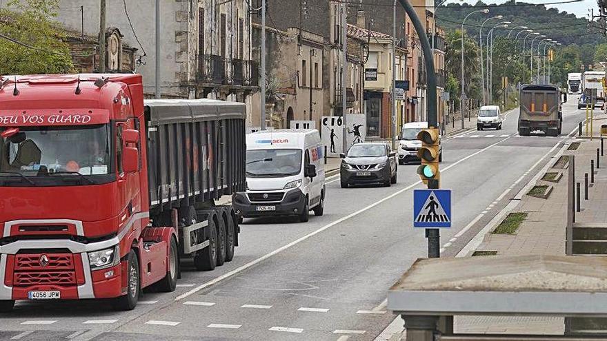 Camions circulant per l&#039;N-II al seu pas per Bàscara.