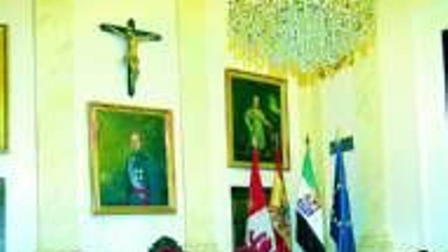 El crucifijo seguirá en la sala de plenos del ayuntamiento