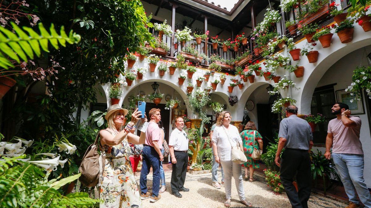 Visitantes en el patio de Ocaña 19, este martes, en la apertura de los recintos