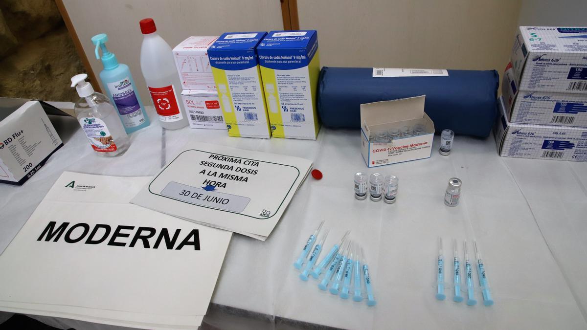 Materiales preparados para la vacunación en el espacio habilitado en el Ayuntamiento de Córdoba.