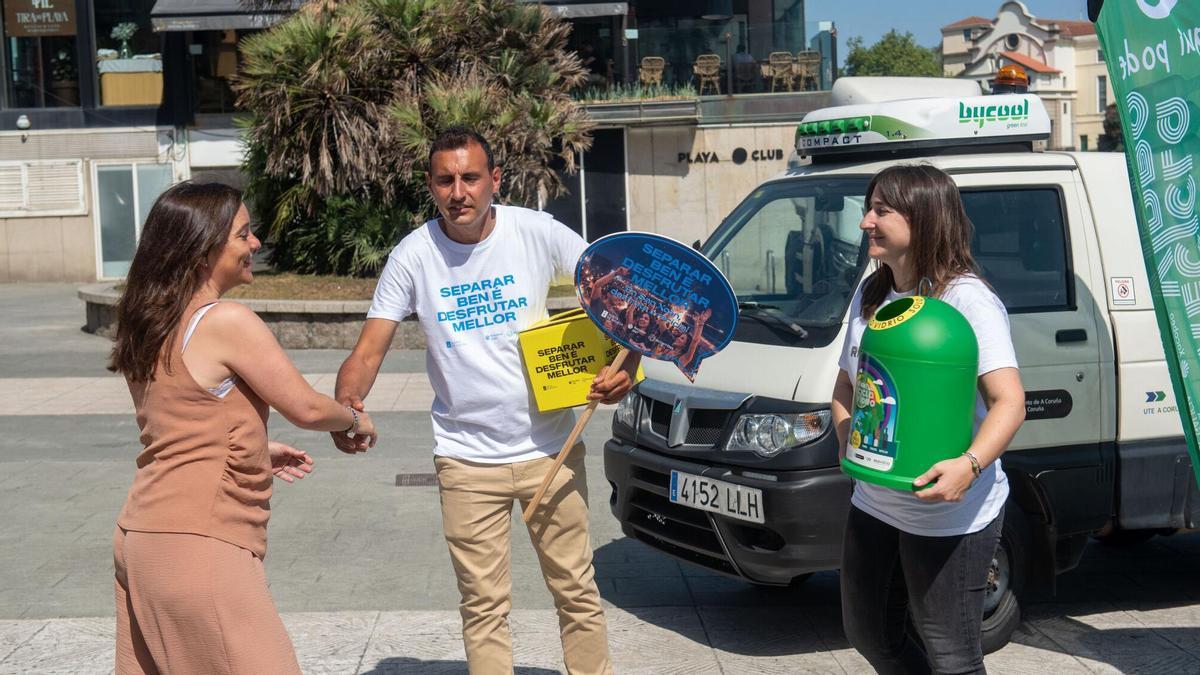 La alcaldesa, Inés Rey, en la presentación del dispositivo de recogida de residuos para San Juan, en A Coruña.