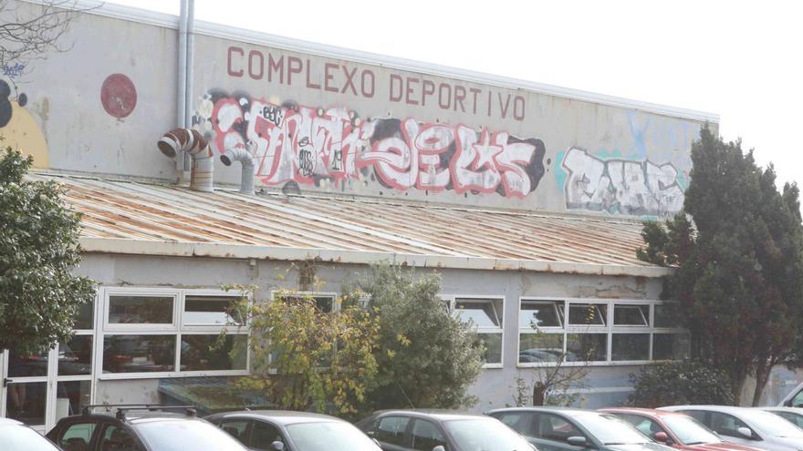 Cubiertas con deterioros en el complejo polideportivo de la Xunta en A Sardiñeira. |   // IAGO LÓPEZ