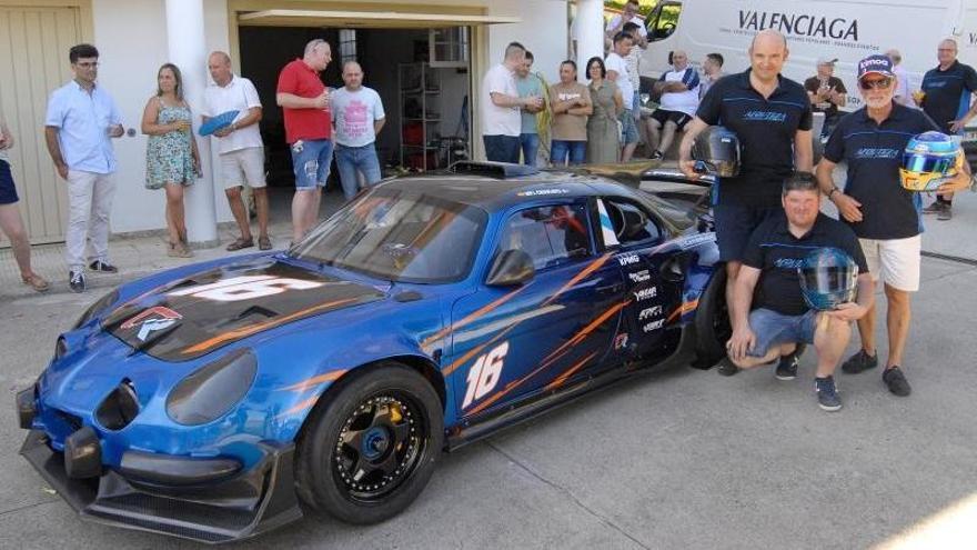 José Manuel Campos, Manuel Rey «Vila» y Nacho Cerrato, con el coche que tardaron seis años en construir.