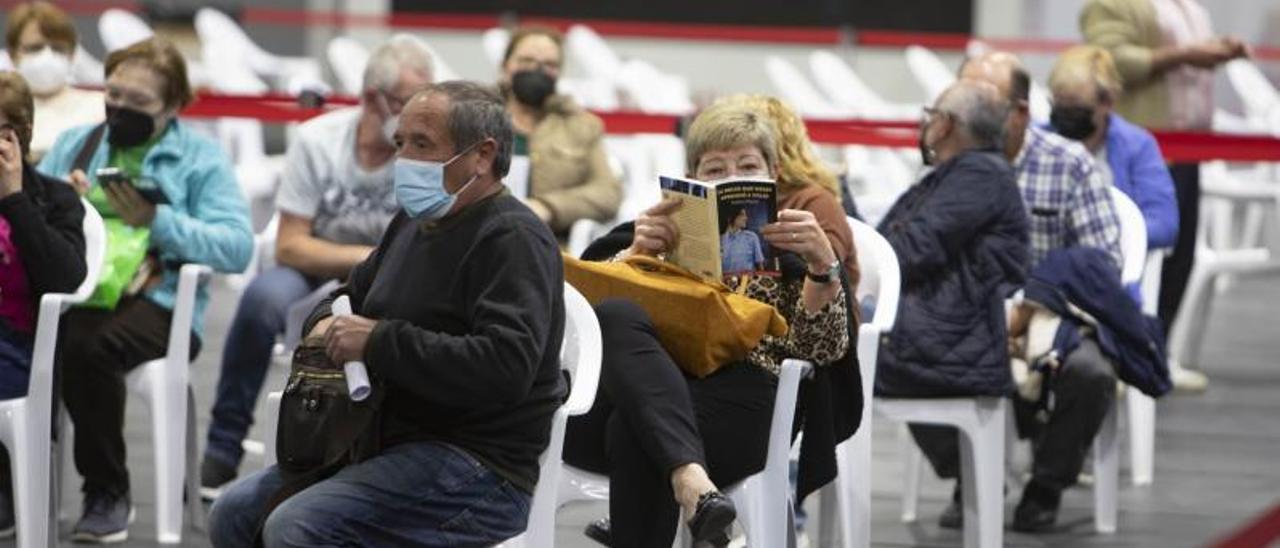 Pacientes a la espera de recibir la vacuna en el Francisco Ballester de Xàtiva, en la sesión de  ayer | PERALES IBORRA