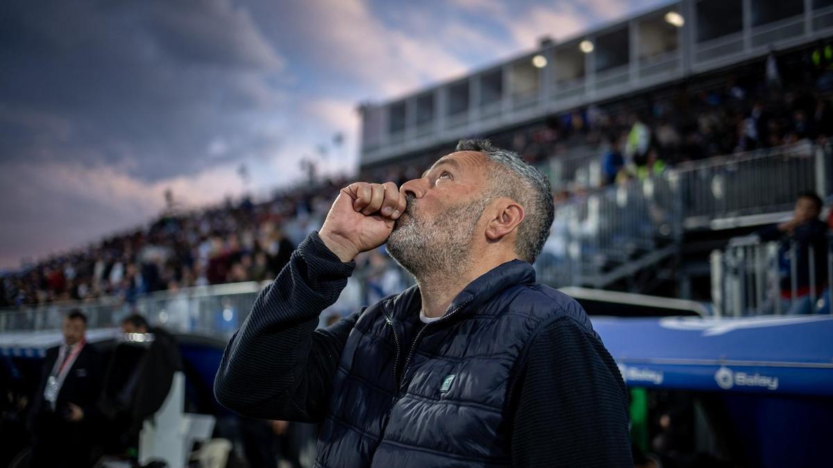 David Navarro mira al cielo en el Ibercaja Estadio antes del partido.