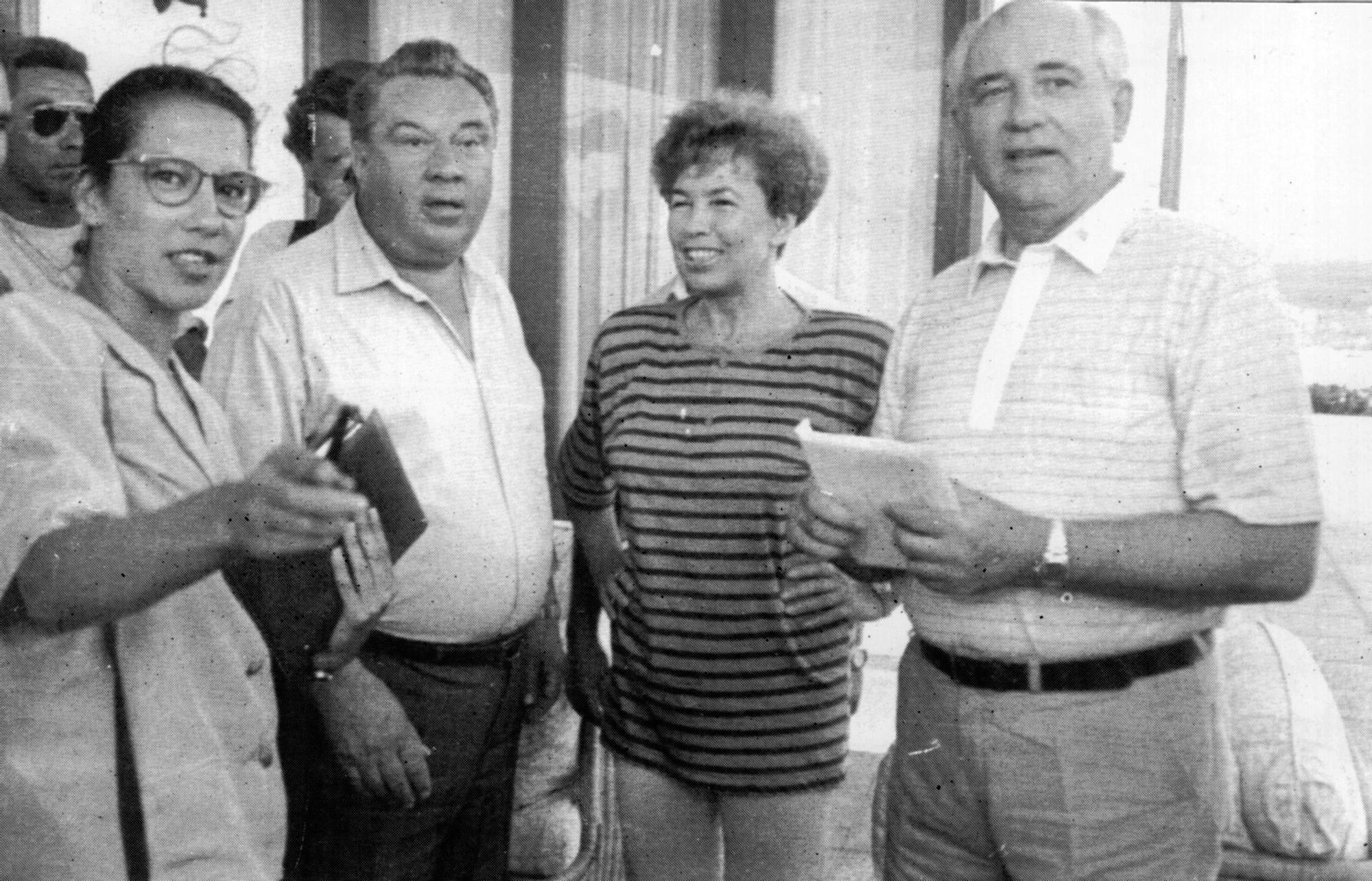 Teresa Cárdenes, a la izquierda, junto al intérprete Wladimir Persov, Raisa y Mijail Gorbachov, en agosto de 1992.