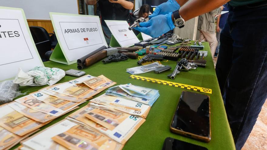 Intervienen tres revólveres y una escopeta recortada a los detenidos en Alfafar