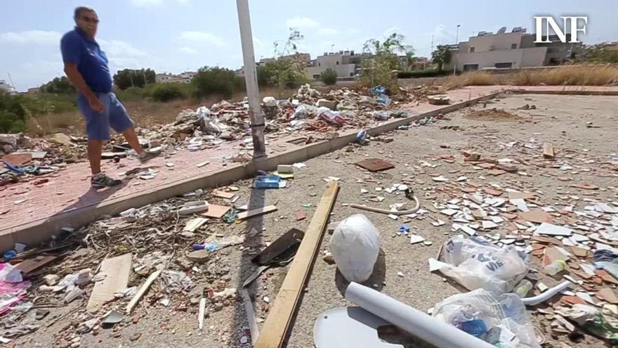 Un paseo entre escombros en la avenida Tenerife de Torrevieja