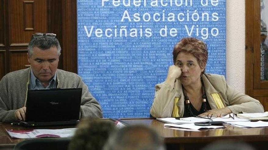 La presidenta de la federación vecinal, Elena González, durante la asamblea de ayer.