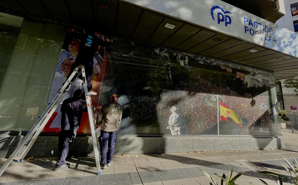 El PP forra su sede en Madrid con carteles contra la amnistía