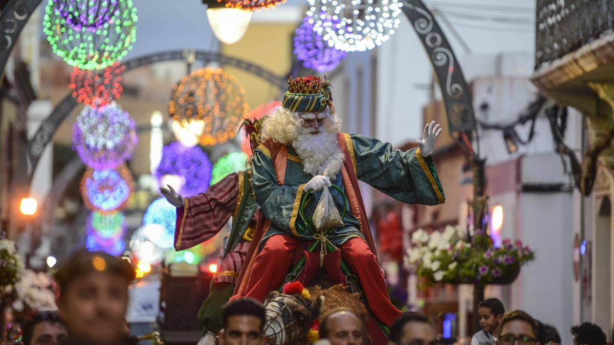 El Rey Melchor pasea a lomos de su camello en la Cabalgata de Gáldar antes de la pandemia